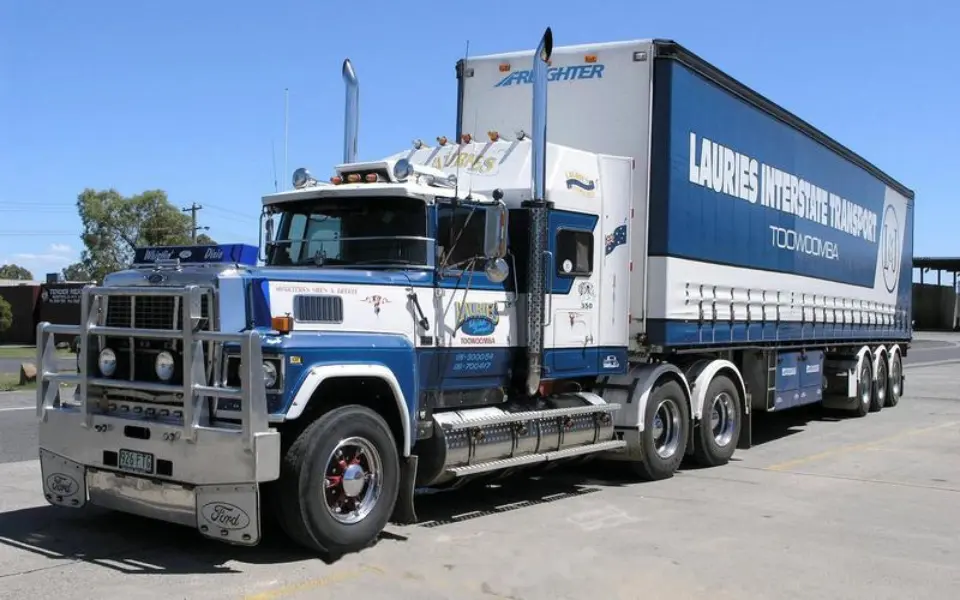 Miksi kotimaan kuorma-autot eivät suuntaa pakoputkia ylöspäin?